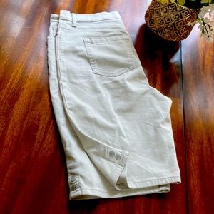 Gloria Vanderbilt slimming king shorts NWOT